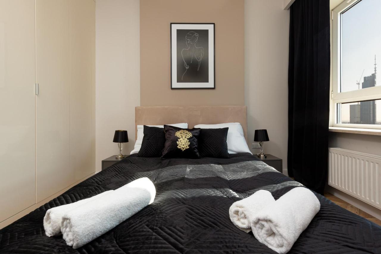 Апартаменти Platinum Towers With Parking By Renters Prestige